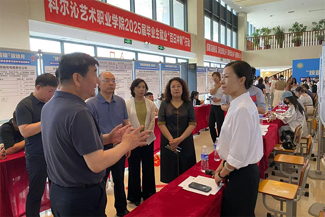 代表們與招聘企業(yè)交流。王虹燃攝