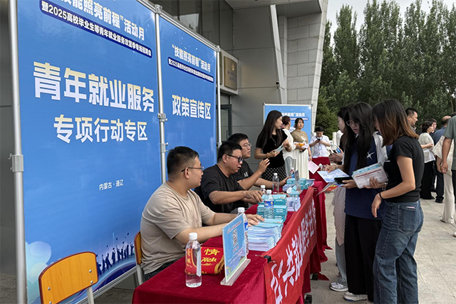 學生代表實地了解人社政策。王虹燃攝