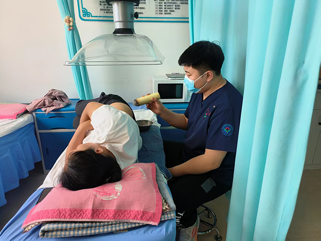 對就診患者進行治療。