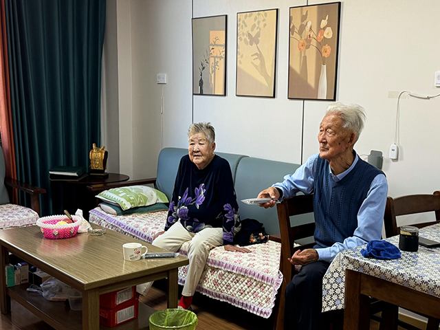 包文龍夫婦在康養中心宿舍里休閑的看電視。 宋丹丹攝