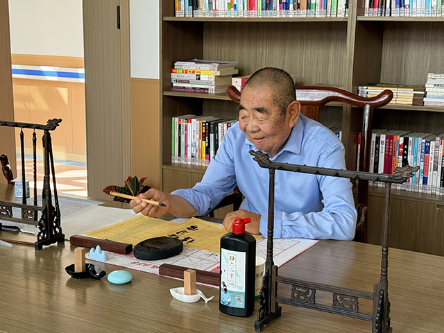 康養(yǎng)中心活動室里，老年朋友在寫書法。 宋丹丹攝