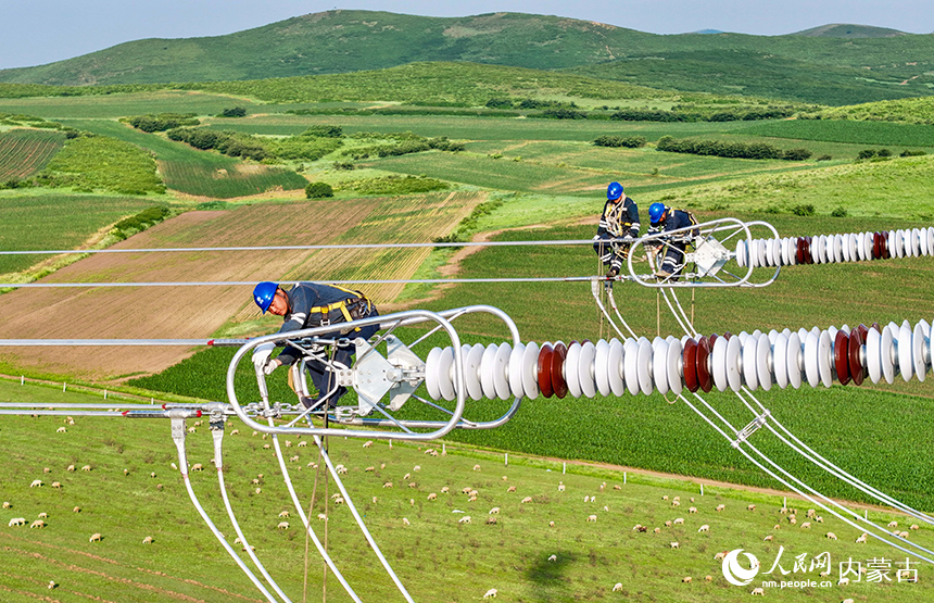 電力工人對蒙東鋁都——平川500千伏線路工程(興安段)進行投運前消缺作業。王正攝