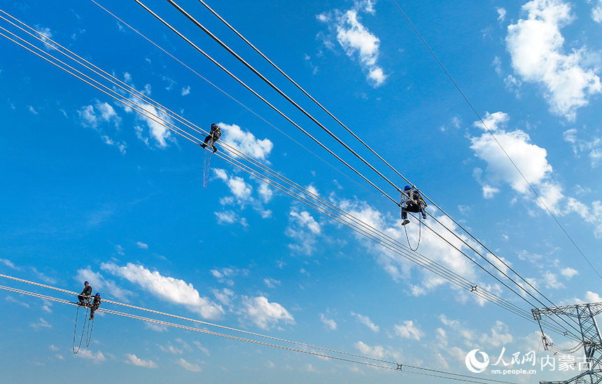 電力工人對蒙東鋁都——平川500千伏線路工程(興安段)進行投運前消缺作業。王正攝
