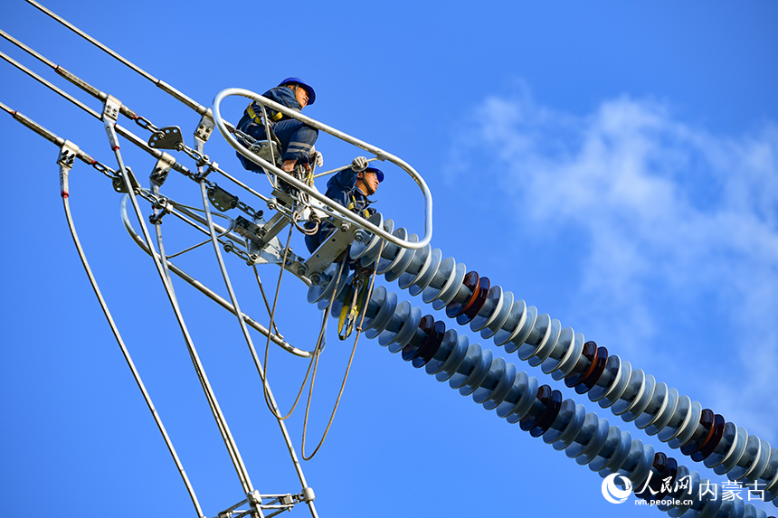 電力工人對蒙東鋁都——平川500千伏線路工程(興安段)進行投運前消缺作業。王正攝