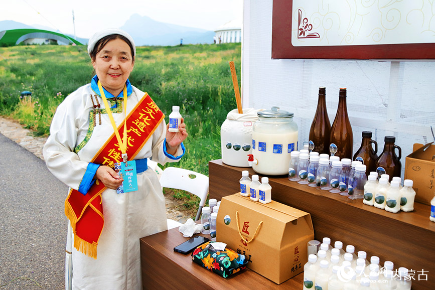 “北疆非遺大集”區展示的酸馬奶。實習生 韓飛月攝