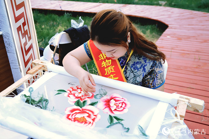 非物質(zhì)文化遺產(chǎn)代表性傳承人正在制作蒙古族刺繡工藝品。實(shí)習(xí)生 韓飛月攝