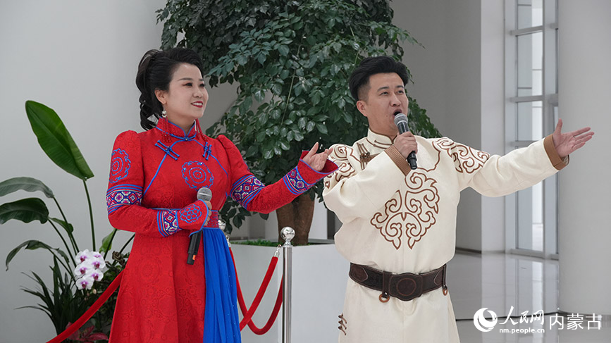 烏蘭牧騎表演現場。實習生 王正玉攝