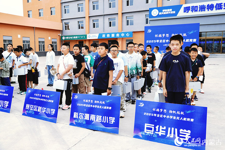 各大隊(duì)伍蓄勢(shì)待發(fā)。實(shí)習(xí)生 韓飛月攝