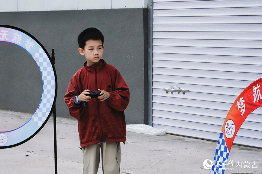 選手正在緊張地進(jìn)行無(wú)人機(jī)過(guò)障礙環(huán)節(jié)。實(shí)習(xí)生 韓飛月攝