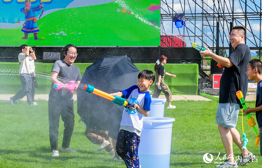 7月5日，游客在呼和浩特城市那達慕活動現場參加泡泡水槍大戰項目。丁根厚攝