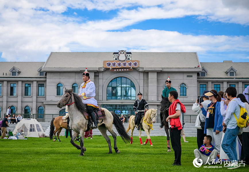 7月5日，游客在呼和浩特城市那達慕活動現場觀看馬術表演。丁根厚攝