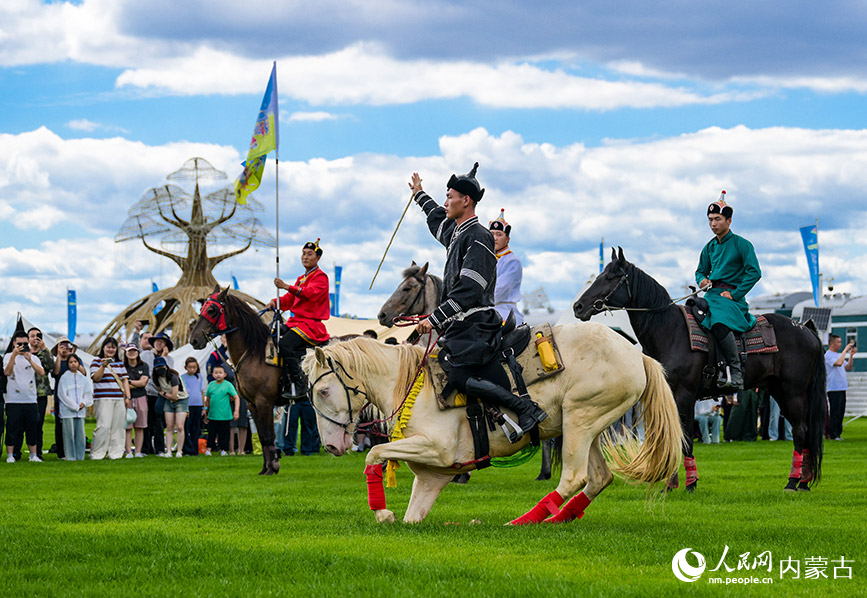 7月5日，游客在呼和浩特城市那達慕活動現場觀看馬術表演。丁根厚攝