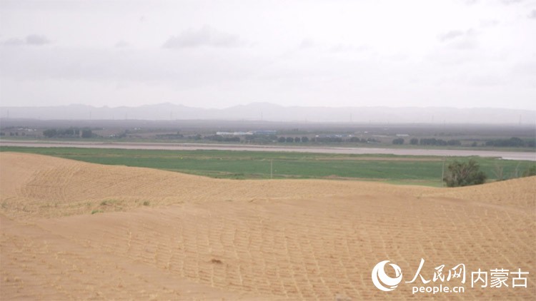 三北“六期”蒙寧聯防聯治烏蘭布和沙漠鎖邊項目阻擋風沙侵蝕黃河。阿拉善盟委宣傳部供圖