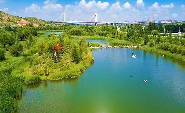 遺鷗翔集，天青水綠。