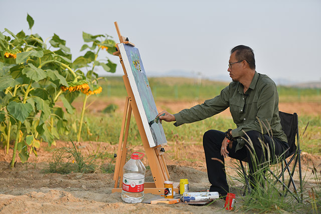 藝術(shù)家在東達山進行采風創(chuàng)作