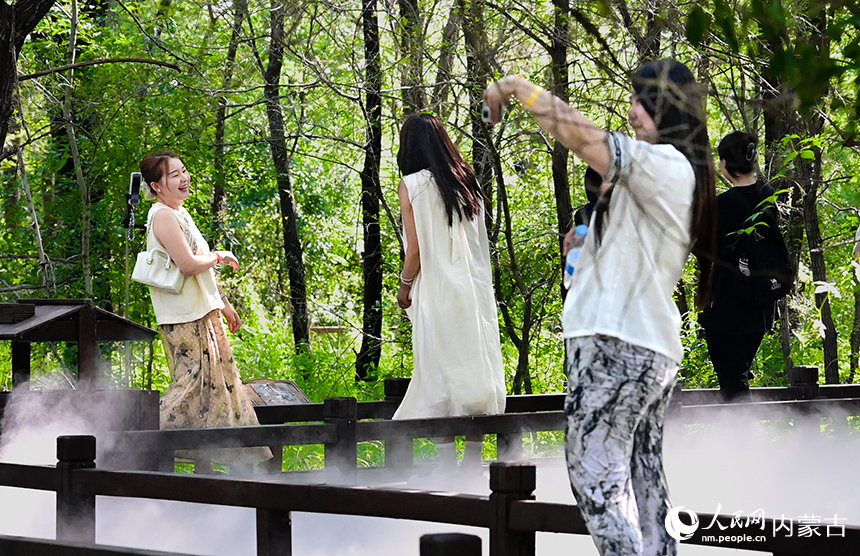 游人在洮兒河國家濕地公園休閑娛樂。王正攝