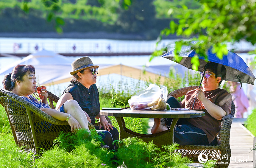 游客在烏蘭浩特市神駿灣生態體驗區休閑。王正攝