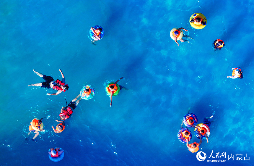 游客在烏蘭浩特市神駿灣生態體驗區造浪池戲水。王正攝