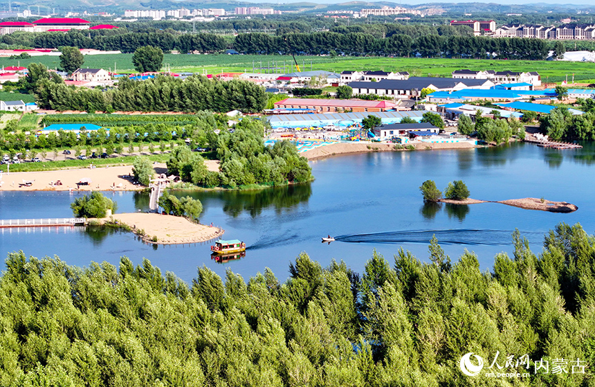 游船在烏蘭浩特市神駿灣生態體驗區湖面上行駛。王正攝