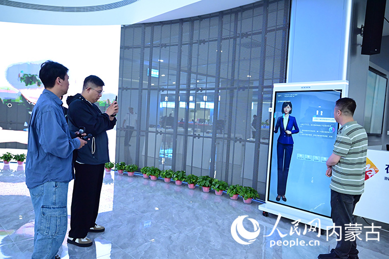 采訪團在呼和浩特呼和浩特數據標注基地進行采訪拍攝。人民網記者 寇雅楠攝