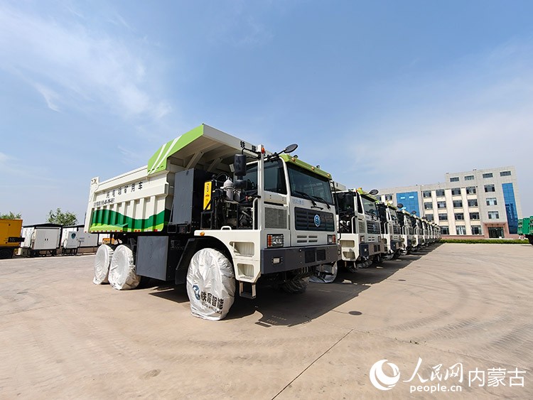 一批即將出口的純電動礦用車。人民網記者 趙夢月攝