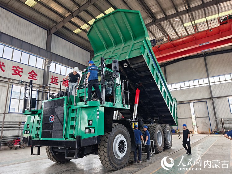 企業自主研發的TC165M非公路寬體自卸車。人民網記者 趙夢月攝