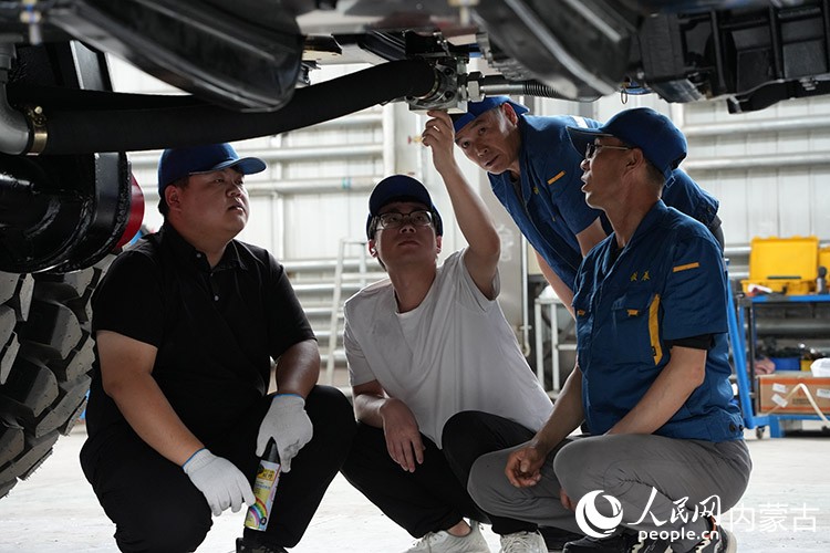 技術人員正在對TC165M車型進行調試。人民網記者 趙夢月攝