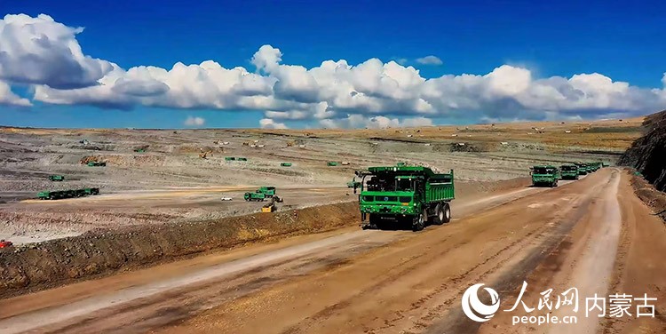 TC136HA型礦用車在新疆大型露天煤礦作業。受訪者供圖