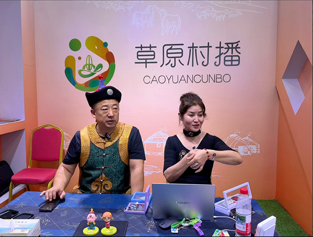 奧寶峰在草原村播直播間介紹文旅產品。朱智慧攝