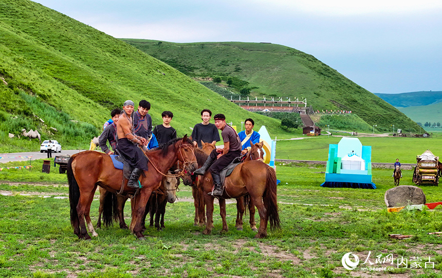 演員在烏蘭毛都草原實(shí)景劇場(chǎng)準(zhǔn)備表演。王正攝