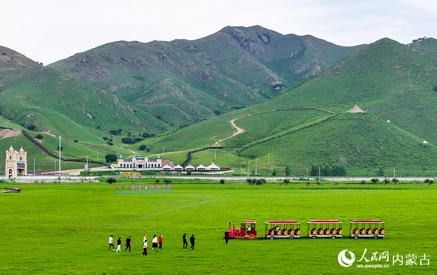 游客在烏蘭毛都草原游覽。王正攝