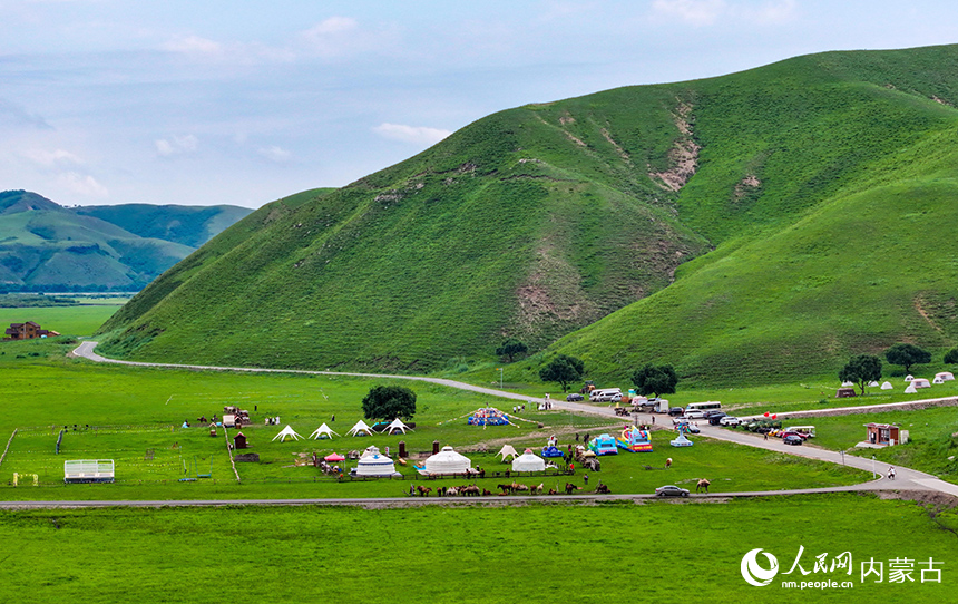 烏蘭毛都草原風(fēng)光。王正攝