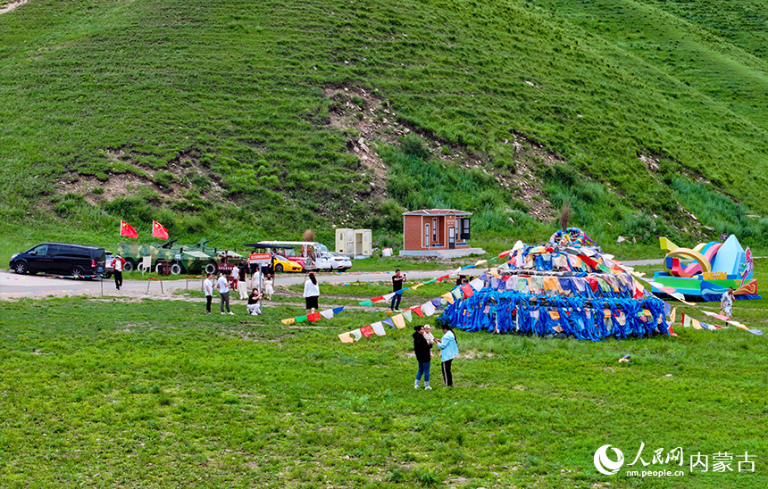 游客在烏蘭毛都草原游覽。王正攝