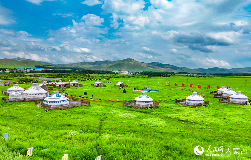烏蘭毛都草原民宿集群景色。王正攝
