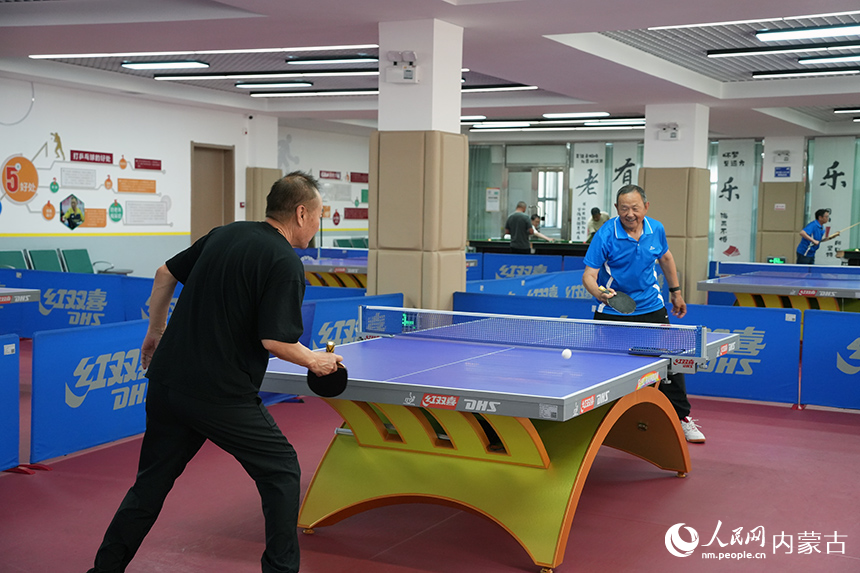 社區(qū)居民在社區(qū)內(nèi)的乒乓球場(chǎng)館進(jìn)行鍛煉。人民網(wǎng)記者 苗陽(yáng)攝