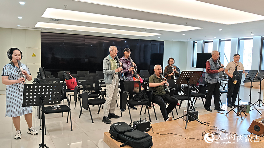 離退休職工在社區(qū)內(nèi)排練室練習(xí)樂器。人民網(wǎng)記者 張雪冬攝