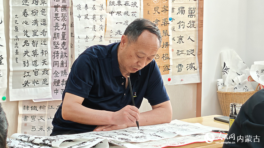 社區居民在社區的老年大學學習書法。人民網記者 張雪冬攝