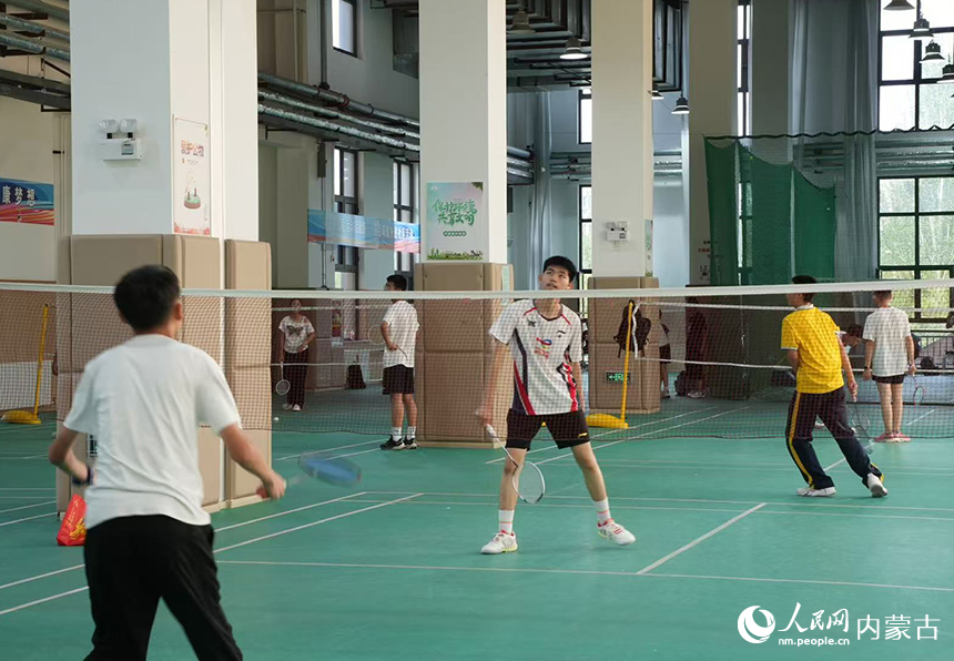 孩子們在社區羽毛球場館打羽毛球。人民網記者 張力洋攝
