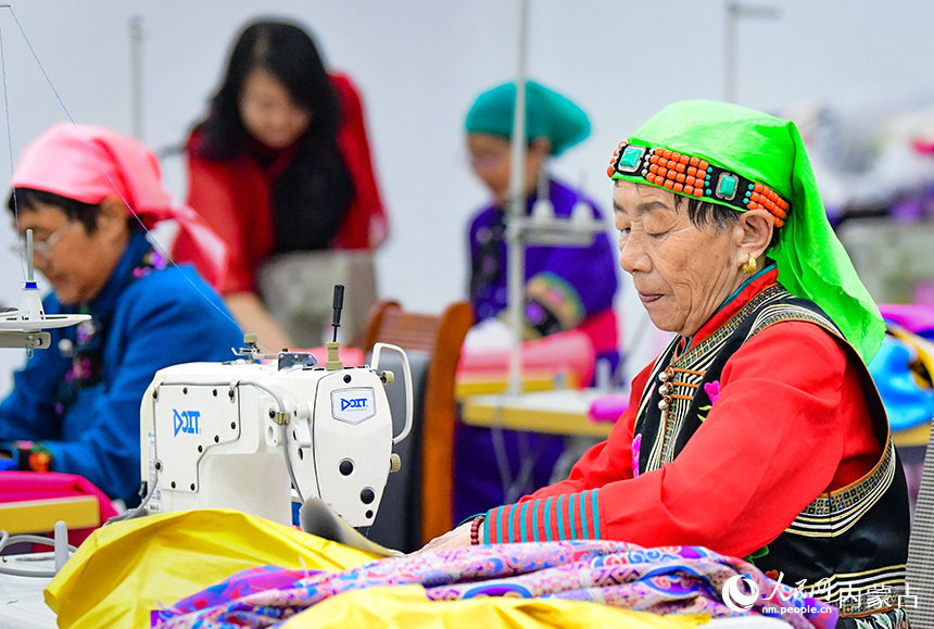 科爾沁右翼前旗烏蘭毛都蘇木牧民在薩日郎巾幗民族手工藝品專業(yè)合作社加工刺繡產(chǎn)品。 王正攝