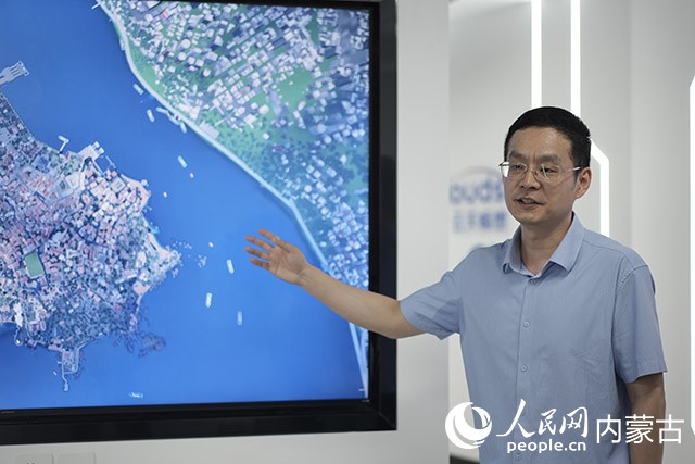 內蒙古玄武智算總經理肖良鵬在介紹元宇宙一期產品。實習生 付華攝