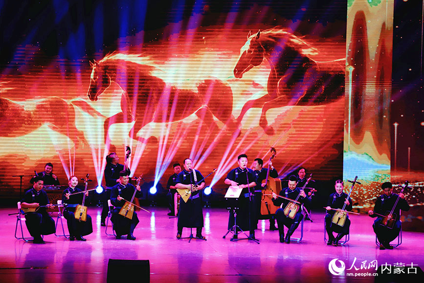 2025年“第十屆內(nèi)蒙古自治區(qū)烏蘭牧騎藝術節(jié)”閉幕式演出現(xiàn)場。實習生 韓飛月攝