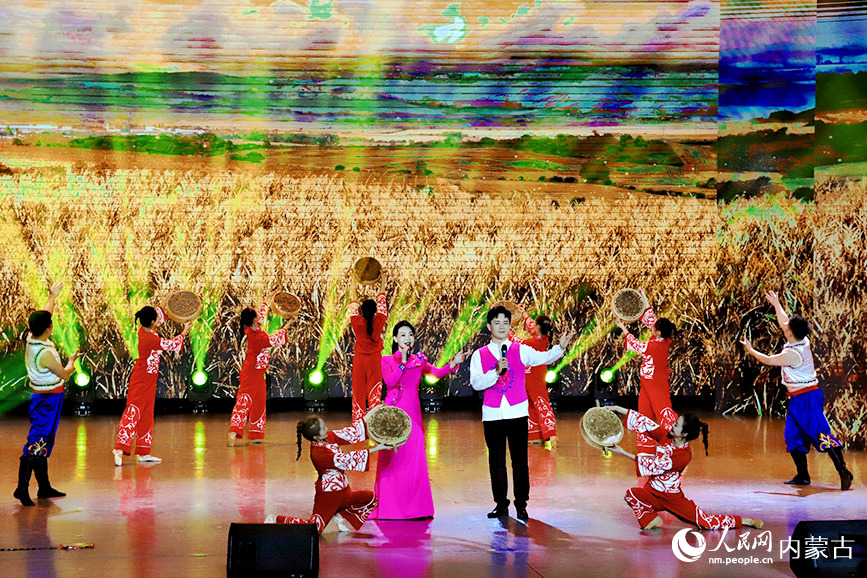 2025年“第十屆內蒙古自治區烏蘭牧騎藝術節”閉幕式演出現場。實習生 韓飛月攝