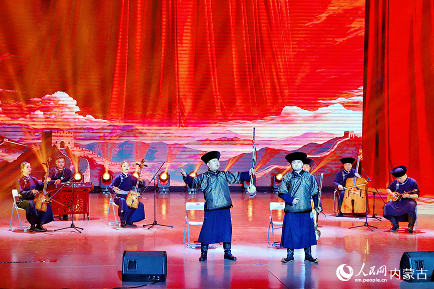 2025年“第十屆內蒙古自治區烏蘭牧騎藝術節”閉幕式演出現場。實習生 韓飛月攝