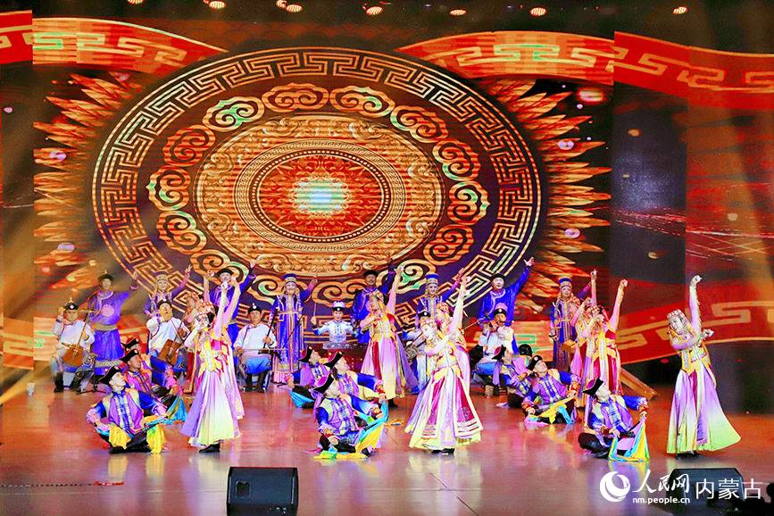 2025年“第十屆內蒙古自治區烏蘭牧騎藝術節”閉幕式演出現場。實習生 韓飛月攝