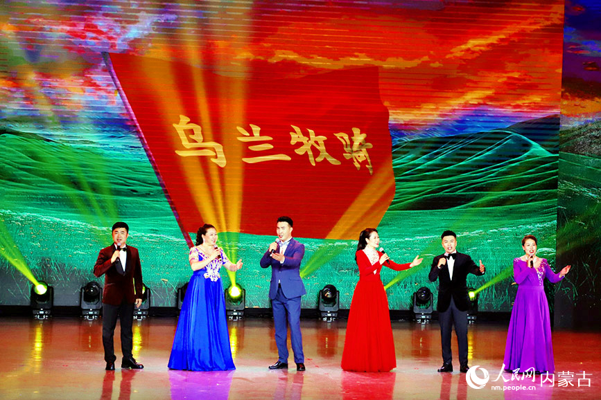2025年“第十屆內蒙古自治區烏蘭牧騎藝術節”閉幕式演出現場。實習生 韓飛月攝