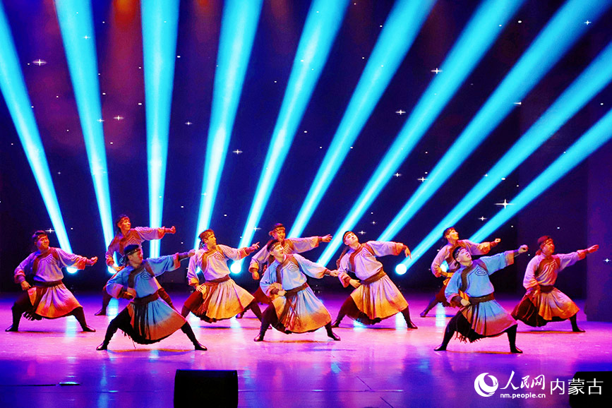 2025年“第十屆內(nèi)蒙古自治區(qū)烏蘭牧騎藝術(shù)節(jié)”閉幕式演出現(xiàn)場。實習(xí)生 韓飛月攝