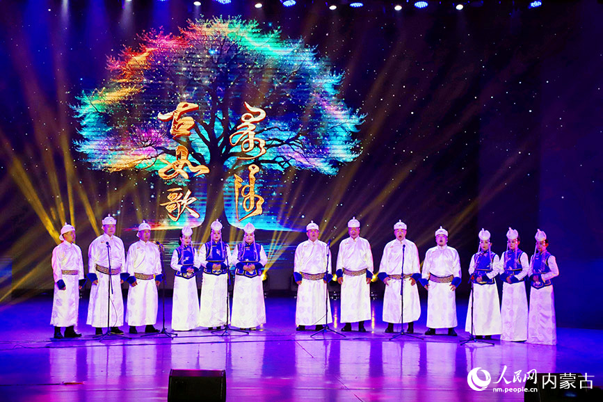 2025年“第十屆內蒙古自治區(qū)烏蘭牧騎藝術節(jié)”閉幕式演出現(xiàn)場。實習生 韓飛月攝