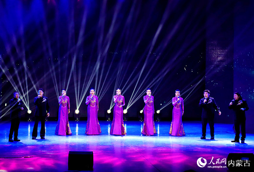 2025年“第十屆內蒙古自治區烏蘭牧騎藝術節”閉幕式演出現場。實習生 韓飛月攝