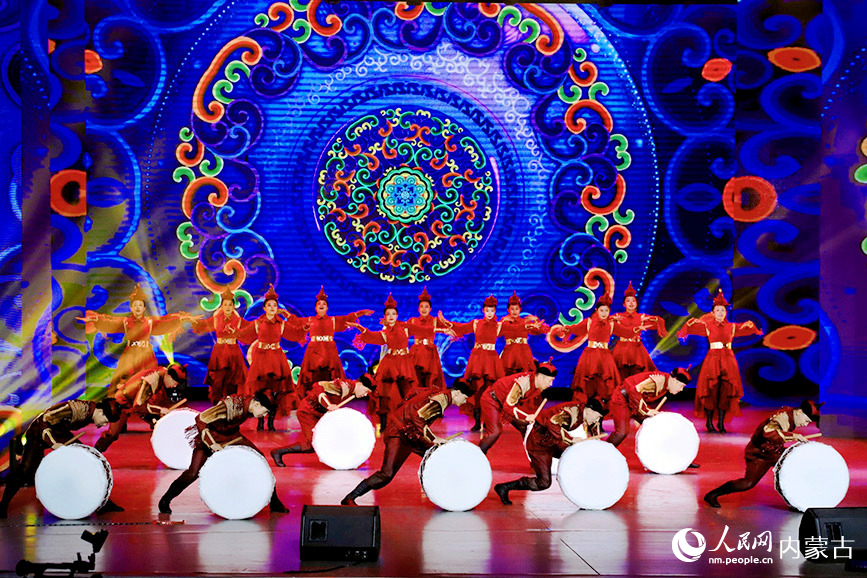 2025年“第十屆內蒙古自治區烏蘭牧騎藝術節”閉幕式演出現場。實習生 韓飛月攝