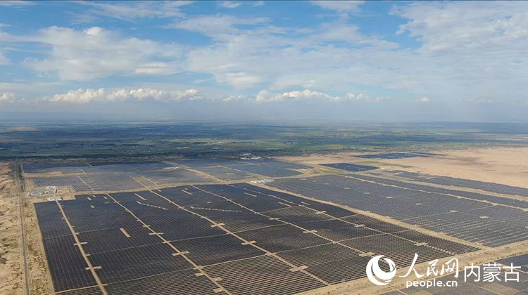圖為內(nèi)蒙古鄂爾多斯市達(dá)拉特旗光伏基地,位于庫(kù)布齊沙漠中段。人民網(wǎng)記者 孟佳澍攝